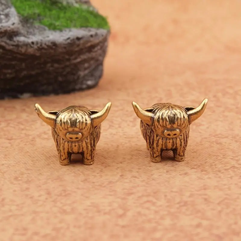 2 Pack Mini Metal Highland Cow Statues, Tiny Collectable Highland Bull Sculptures, Small Tabletop Decorative Figurines for Living Room, Bedroom, Kitchen & Office Desk
